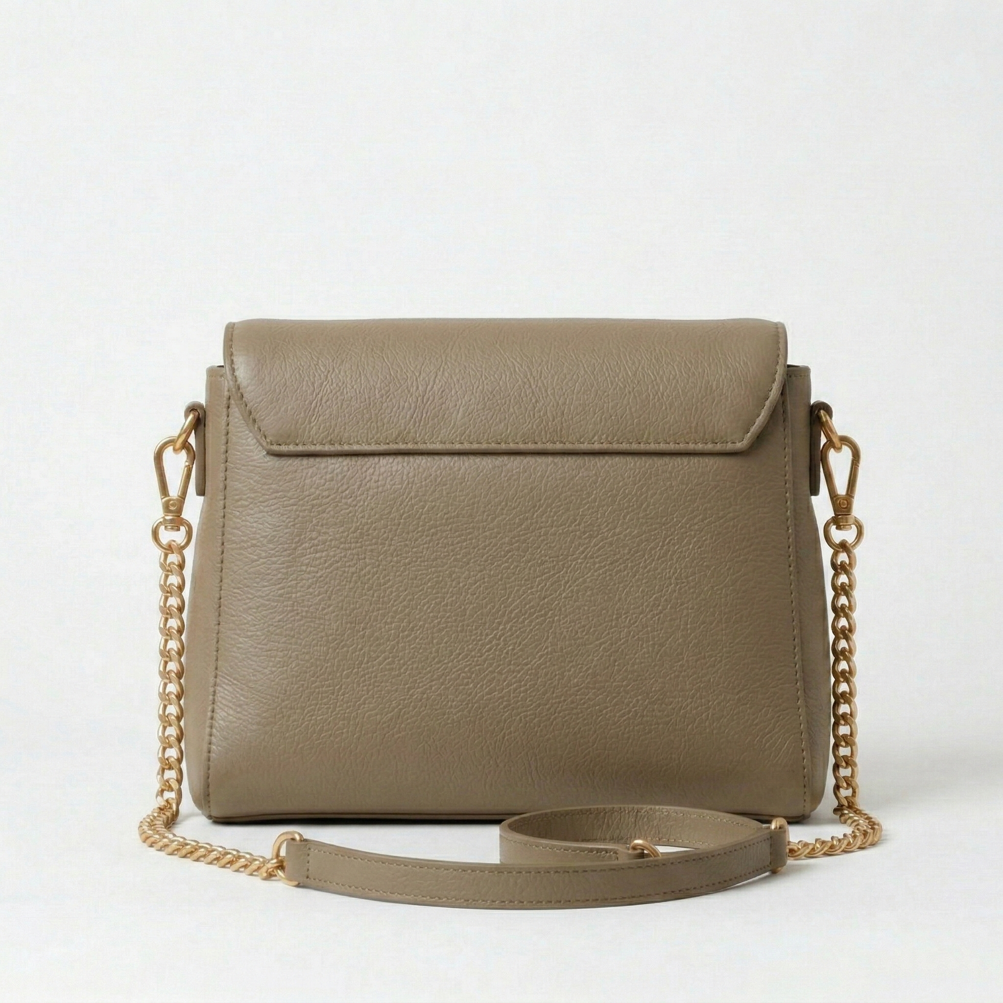 The Signature Minimalist Envelope Chain Crossbody